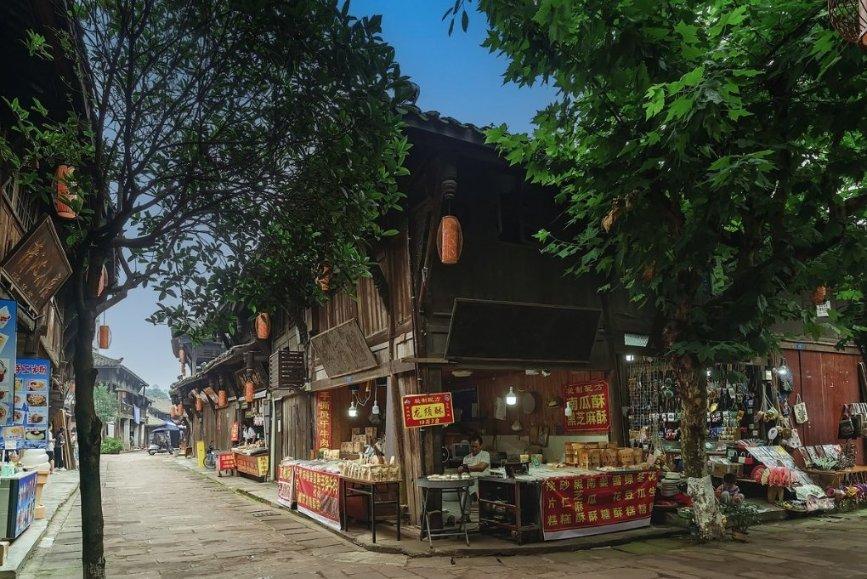 上海阿婆草丛捡到一黑人男婴，将其收留抚养20年，如今怎样